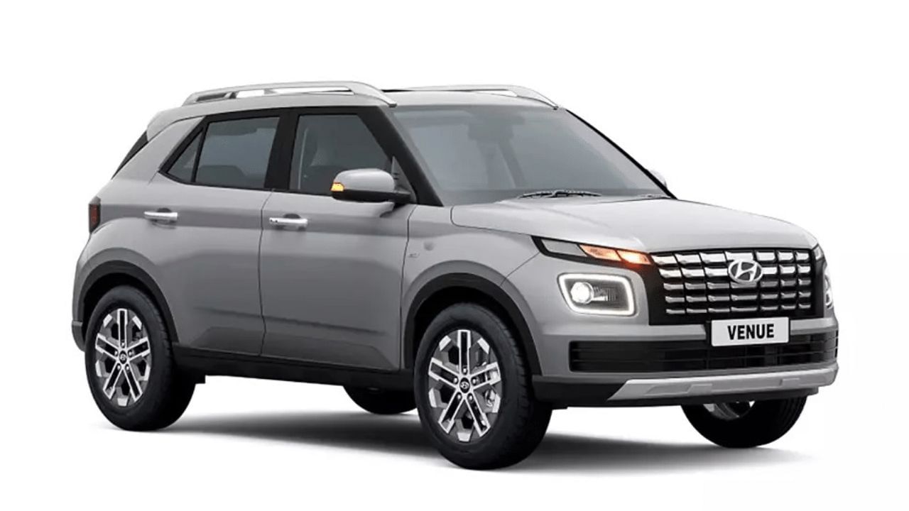 હ્યુન્ડાઇ વેન્યુના E+ વેરિઅન્ટમાં તમને સનરૂફ ફીચર મળશે, આ વેરિઅન્ટની કિંમત 8,32,100 લાખ રૂપિયા (X-શોરૂમ) છે.