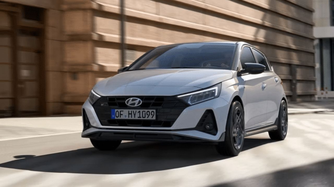 કંપનીએ હ્યુન્ડાઇની આ પ્રીમિયમ હેચબેકના સ્પોર્ટ્સ (O) વેરિઅન્ટમાં સનરૂફ ફીચર આપ્યું છે, આ વેરિઅન્ટ ખરીદવા માટે તમારે 8,76,800 લાખ રૂપિયા (X-શોરૂમ) ખર્ચ કરવા પડશે.