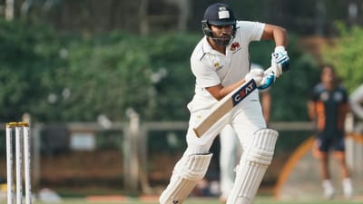 લાંબી રાહ અને ઉત્સુકતા બાદ આખરે ટીમ ઈન્ડિયાનો કેપ્ટન રોહિત શર્મા ઘરેલુ ક્રિકેટમાં પરત ફર્યો છે. ખરાબ ફોર્મ સામે ઝઝૂમી રહેલો રોહિત પોતાની હોમ ટીમ મુંબઈ વતી મેદાનમાં ઉતર્યો પરંતુ તેની વાપસી ન્યુઝીલેન્ડ અને ઓસ્ટ્રેલિયા સામેની ટેસ્ટ શ્રેણી જેવી જ હતી. રોહિત માત્ર 3 રન બનાવીને આઉટ થયો હતો.