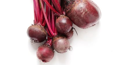 બીટમાં સોડિયમ, પોટેશિયમ, કેલ્શિયમ, ફોસ્ફરસ અને અન્ય ઘણા પોષક તત્વો મળી આવે છે. તેના સેવનથી રોગપ્રતિકારક શક્તિ વધે છે અને ત્વચા માટે પણ ખૂબ જ ફાયદાકારક સાબિત થાય છે.