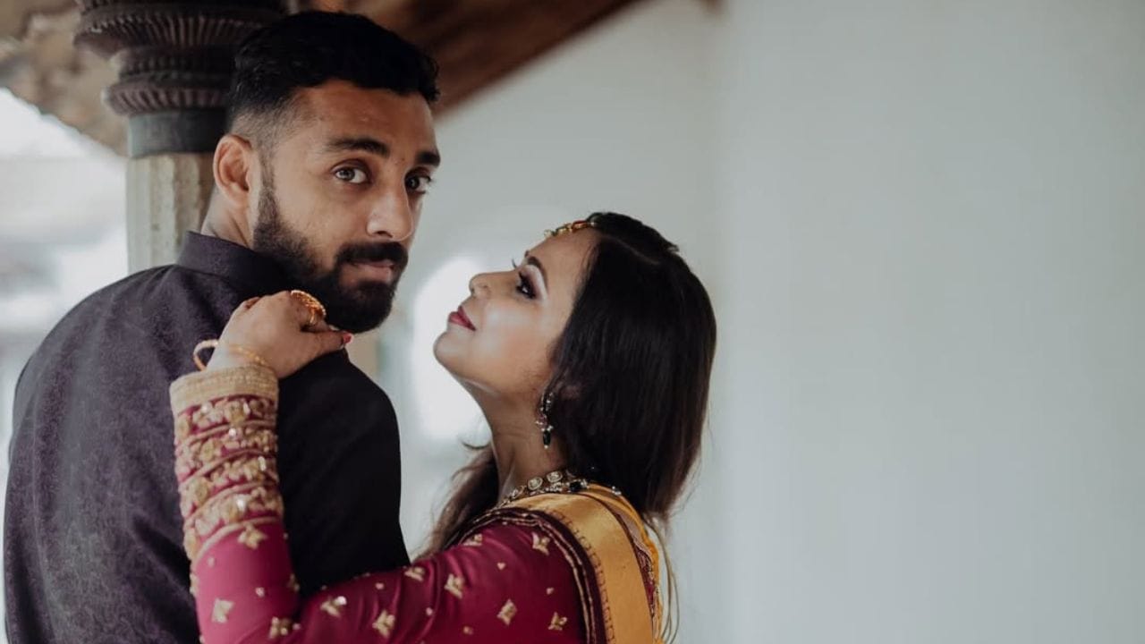 ઓક્ટોબર 2020માં, ઓસ્ટ્રેલિયા સામેની સીરિઝ માટે તેમને ભારતની ટ્વેન્ટી20 આંતરરાષ્ટ્રીય (T20I) ટીમમાં સ્થાન આપવામાં આવ્યું.જોકે, 9 નવેમ્બર 2020ના રોજ, ચક્રવર્તીને ઈજા થવાને કારણે ટીમમાંથી બહાર કરવામાં આવ્યો હતો. ફેબ્રુઆરી 2021માં, તેમને ઇંગ્લેન્ડ સામેની સીરિઝ માટે ભારતની ટીમમાં સ્થાન આપવામાં આવ્યું હતુ.