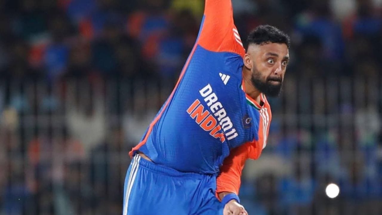 ક્રિકેટરે SRM યુનિવર્સિટીમાંથી આર્કિટેક્ચરમાં સ્નાતકની ડિગ્રી મેળવી છે. 25 વર્ષની ઉંમરે, તેમણે ક્રિકેટને પ્રોફેશનલ રીતે આગળ વધારવા માટે આર્કિટેક્ટ તરીકેની નોકરી છોડી દીધી હતી.વરુણે સાઉથની એક ફિલ્મમાં પણ કામ કર્યું છે. તે ફિલ્મનું નામ જીવા છે. વર્ષ 2014માં જીવા ફિલ્મ રિલીઝ થઈ હતી.