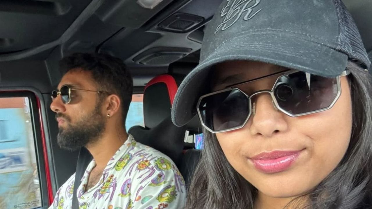 જૂન ૨૦૨૧ માં, તેમને શ્રીલંકા સામેની સીરિઝ માટે ભારતની વનડે ઈન્ટરનેશનલ (ODI) અને T20I ટીમમાં સ્થાન આપવામાં આવ્યું.તેમણે 25 જુલાઈ 2021 ના રોજ શ્રીલંકા સામે ભારત માટે T20I માં પ્રવેશ કર્યો, દાસુન શનાકાની વિકેટ લીધી. સપ્ટેમ્બર 2021 માં, ચક્રવર્તીને ICC મેન્સ T20 વર્લ્ડ કપ માટે ભારતની ટીમમાં સ્થાન આપવામાં આવ્યું.