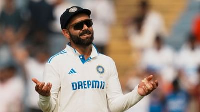 રણજી ટ્રોફી મેચમાં રમી રહેલા વિરાટ કોહલીને લઈને સસ્પેન્સ વધુ ઘેરાયેલું છે કારણ કે આ વિરાટ અચાનક ઈજાગ્રસ્ત થઈ ગયો છે. રિપોર્ટ્સ અનુસાર, વિરાટ કોહલીની ગરદનમાં અચાનક મચકોડ આવી ગઈ છે. વિરાટ કોહલીની ગરદન એટલી હદે દુખે છે કે તેણે ઈન્જેક્શન પણ લેવું પડ્યું. 