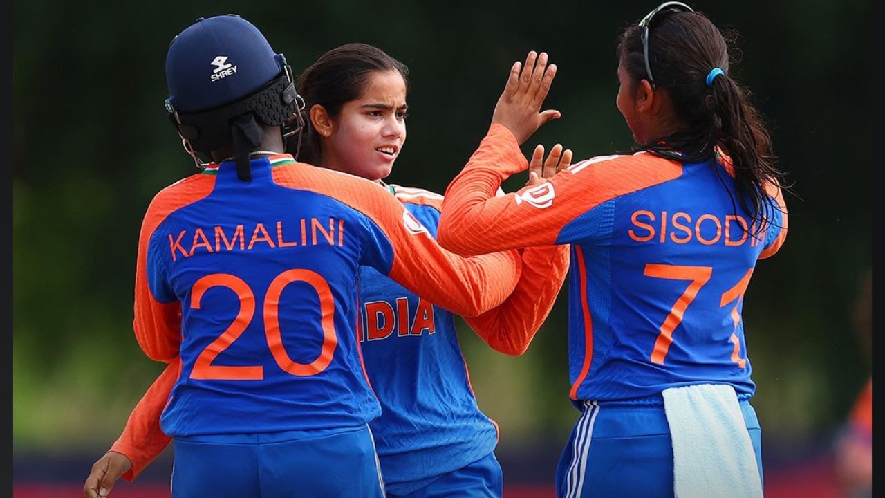 ભારતીય ટીમે પ્રથમ મેચમાં વેસ્ટ ઈન્ડિઝને 9 વિકેટે હરાવ્યું હતું. આ પછી યજમાન મલેશિયાનો ભારત સામે 10 વિકેટે પરાજય થયો હતો. શ્રીલંકા પણ ટીમ ઈન્ડિયા સામે 60 રનથી હારી ગયું હતું. સુપર સિક્સ ગ્રુપ 1 રાઉન્ડની પ્રથમ મેચમાં ભારતે બાંગ્લાદેશને 8 વિકેટે અને હવે સ્કોટલેન્ડને 150 રનથી હરાવ્યું છે. (All Photo Credit : X / BCCI / GETTY)