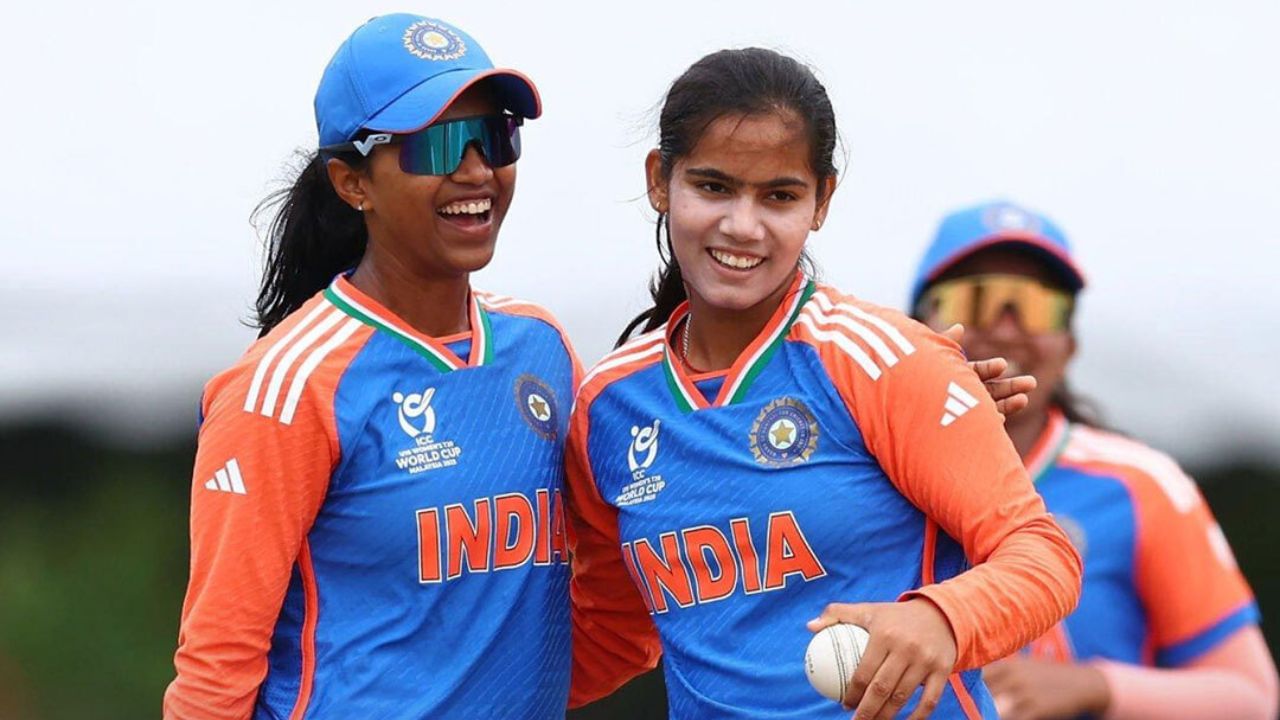 209 રનના ટાર્ગેટ સામે સ્કોટલેન્ડની બેટિંગ ટાર્ગેટ સામે ક્યાંય રોકી શકી નહોતી. લેફ્ટ આર્મ સ્પિનર આયુષી શુક્લા અને વૈષ્ણવી શર્માએ સાથે મળીને 13 રનમાં 7 વિકેટ ગુમાવી લીધી હતી. અંતમાં સદી ફટકારનાર ત્રિશાએ બોલ સાથે પણ કમાલ કરી ત્રણ વિકેટ લીધી અને સ્કોટલેન્ડની ઈનિંગનો અંત આવ્યો હતો.