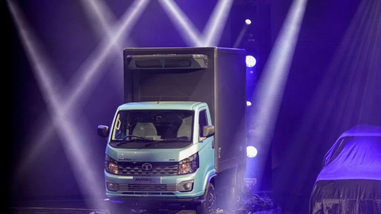 પહેલા દિવસે 32 વાહનો લોન્ચ થયા : વાહન સેગમેન્ટમાં ટાટા મોટર્સે ઓટો એક્સ્પોના પહેલા દિવસે 18 નવી કાર અને SUV રજૂ કરી. આ પ્રસંગે ટાટા મોટર્સે કોમર્શિયલ સેગમેન્ટમાં 14 નવા વાહનોનું અનાવરણ કર્યું. કંપનીના એક્ઝિક્યુટિવ ડિરેક્ટર ગિરીશ વાઘે જણાવ્યું હતું કે ટાટા મોટર્સ છ શૂન્ય-ઉત્સર્જન ઇલેક્ટ્રિક વાહનો રજૂ કરી રહી છે જેમાં મીની ટ્રક અને પિકઅપથી લઈને મધ્યમ અને ભારે ટ્રક અને બસોનો સમાવેશ થાય છે.