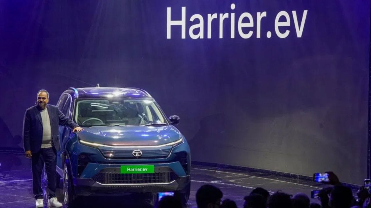 શેરમાં થોડો વધારો : જો કે શુક્રવારે ટાટા મોટર્સના શેરમાં પહેલા દિવસે થોડો ઉછાળો જોવા મળ્યો. બીએસઈના ડેટા અનુસાર ટાટા મોટર્સના શેર 0.65 ટકાના વધારા સાથે રૂપિયા 779.40 પર બંધ થયા. ટ્રેડિંગ સેશન દરમિયાન કંપનીના શેર પણ રૂપિયા 785.20 પર પહોંચી ગયા. જો કે સવારે બજાર ખુલ્યું ત્યારે કંપનીનો શેર રૂપિયા 774.40 પર જોવા મળ્યો. 30 જુલાઈના રોજ કંપનીનો શેર ૫૨ અઠવાડિયાના હાઈ લેવલ રુપિયા 1,179.05 પર પહોંચ્યો હતો. હાલમાં કંપનીનો શેર લગભગ 34 ટકાના ઘટાડા સાથે ટ્રેડ થઈ રહ્યો છે. કંપનીનું માર્કેટ કેપ 2.86 લાખ કરોડ રૂપિયાથી વધુ છે. એક સમયે ટાટા મોટર્સ માર્કેટ કેપની દ્રષ્ટિએ દેશની સૌથી મોટી કંપની બની ગઈ હતી.