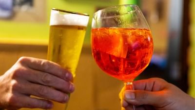 બીયરમાં આલ્કોહોલનું પ્રમાણ અને કેલરી ઓછી હોય છે. વજન નિયંત્રિત કરવા માટે હળવી બીયર વધુ સારી હોઈ શકે છે, તેમાં એન્ટીઑકિસડન્ટોની માત્રા વધુ હોય છે, જે શરીરને મુક્ત રેડિકલથી બચાવી શકે છે. આયર્ન અને ફાઇબરનું પ્રમાણ થોડું વધારે હોઈ શકે છે. ( Credits: Getty Images )