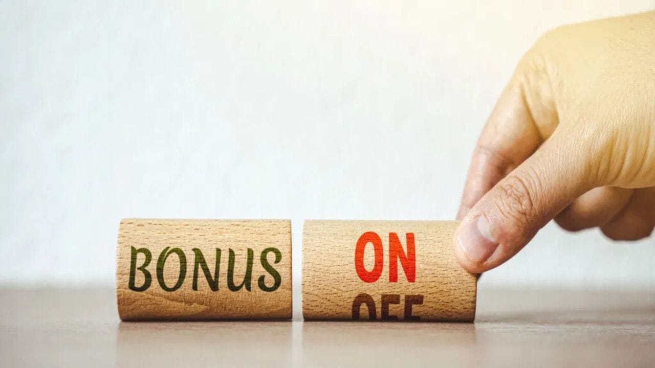 નૉન-બેન્કિંગ ફાઇનાન્સિયલ કંપની (NBFC) સંગમ ફિનસર્વ તેના રોકાણકારોને મોટી ભેટ આપી રહી છે. કંપની 4:1 રેશિયોમાં બોનસ શેર જાહેર કરી રહી છે, એટલે કે, દરેક 1 શેરની સામે 4 બોનસ શેર અપાશે. 7 ફેબ્રુઆરી 2025 બોનસ શેર માટે રેકોર્ડ તારીખ નક્કી કરવામાં આવી છે.