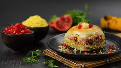 ગુજરાતમાં સૌથી વધારે કચ્છી દાબેલી વખણાતી હોય છે. ત્યારે કચ્છી દાબેલી ઘરે બનાવવા માટે બટાકા, ડુંગળી, જીરું, વરિયાળી, તેલ, તજ, લવિંગ, કાળા મરી, નારિયેળની છીણ, હળદર, આખા ધાણા, ખાંડ, આમચૂર, આંબલીની ચટણી, લીલી ચટણી, મગફળી, દાડમ સહિતની સામગ્રીની જરુરત પડશે.