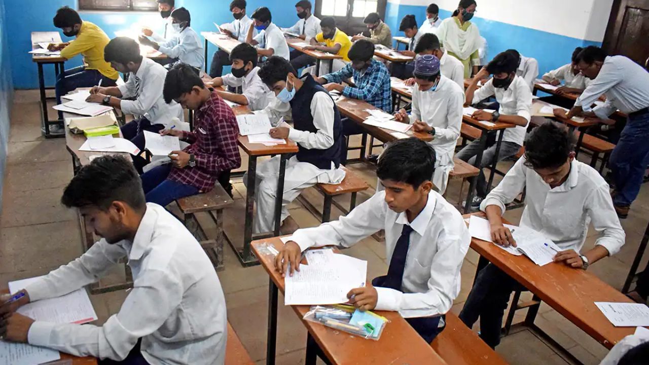 મોડેલ પેપર બહાર પાડવામાં આવ્યા : CBSE એ ધોરણ 10 અને 12 ના તમામ વિષયો માટે મોડેલ પેપર્સ બહાર પાડ્યા છે. જેને વિદ્યાર્થીઓ બોર્ડની વેબસાઇટ પરથી ડાઉનલોડ કરી શકે છે. આ વખતે પરીક્ષા સીસીટીવી કેમેરાની દેખરેખ હેઠળ લેવામાં આવશે. સીબીએસઈએ પરીક્ષા માટે વિગતવાર માર્ગદર્શિકા પણ જાહેર કરી છે. જો કોઈ વિદ્યાર્થી પરીક્ષા કેન્દ્રમાં મોબાઈલ ફોન કે અન્ય કોઈ ઈલેક્ટ્રોનિક ડિવાઈસ સાથે પકડાશે તો તેને બે વર્ષ માટે પરીક્ષામાં બેસવા પર પ્રતિબંધ મૂકવામાં આવશે.
