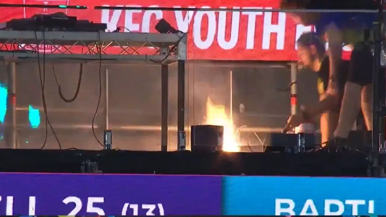 Video: A fire broke out in the stadium during the ongoing match, an atmosphere of fear prevailed among the spectators