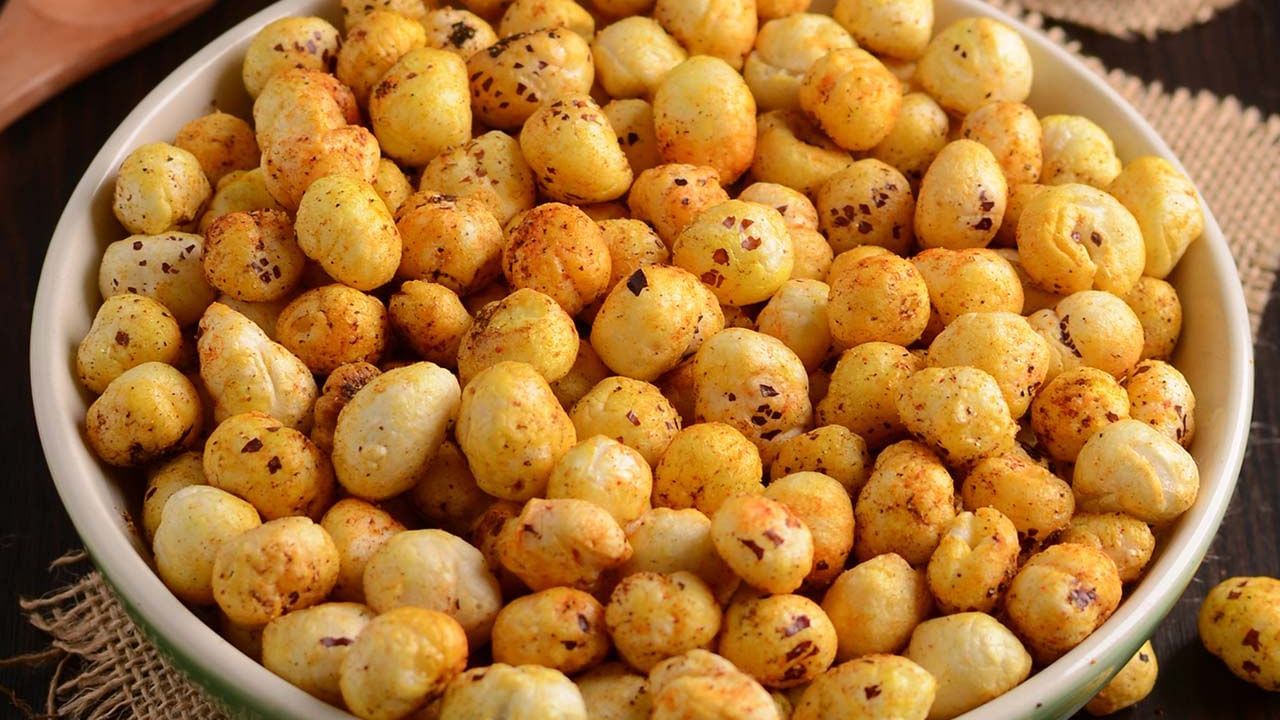 ન્યુટ્રિશનિસ્ટ નમામી અગ્રવાલ કહે છે કે, લોકો તેમને હળવા વજનના નાસ્તા તરીકે ખાવાનું શરૂ કરે છે પરંતુ વધુ પડતું ખાવું પણ ખતરનાક બની શકે છે. તેને વધુ પડતું ખાવાથી પેટની સમસ્યાઓ થાય છે. આવી સ્થિતિમાં ઉંમર પ્રમાણે કેટલા મખાના ખાવા જોઈએ તે જાણવું મહત્વપૂર્ણ છે.
