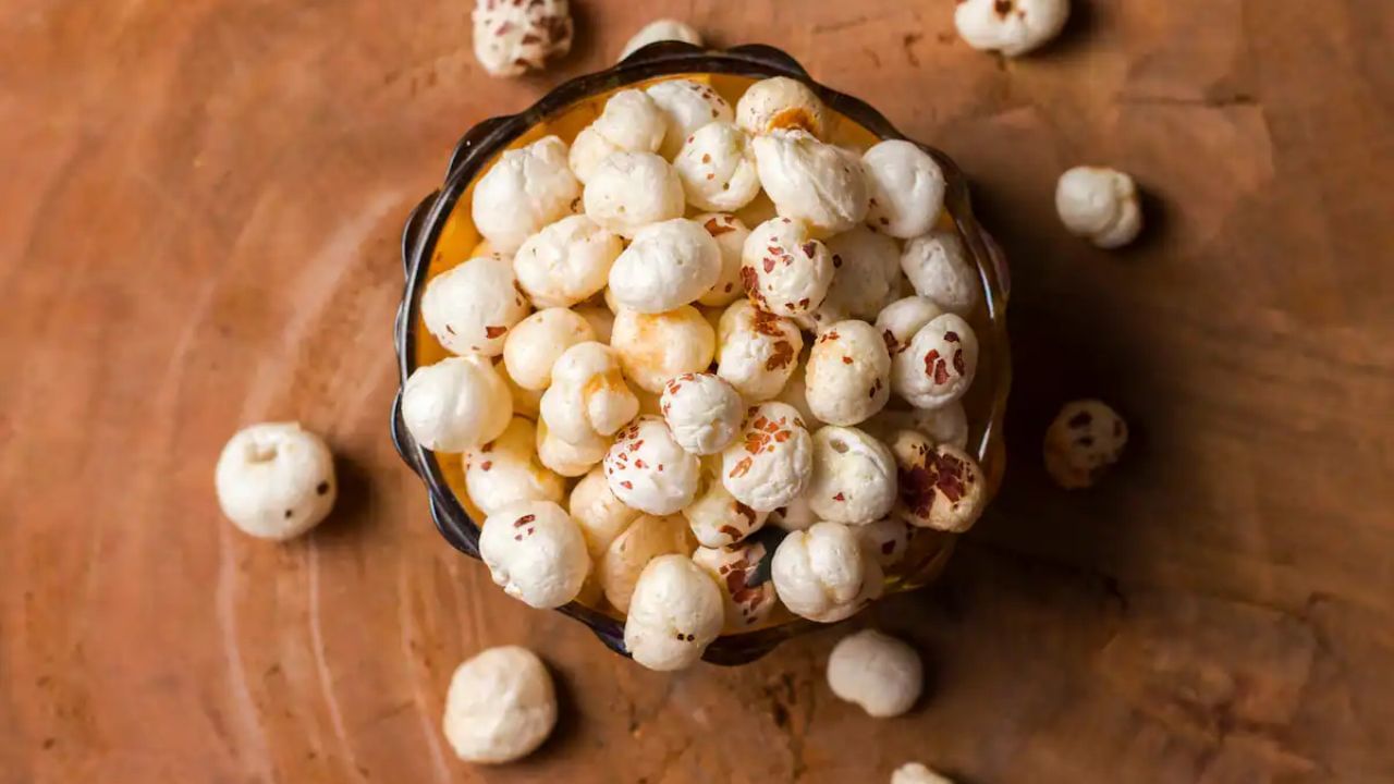 10 વર્ષ સુધીના બાળકો માટે : આ ઉંમર સુધીમાં બાળકોને 15 મખાના ખવડાવી શકાય છે. આ ઉંમરે બાળકોનું પાચનતંત્ર થોડું મજબૂત બને છે. આનાથી બાળકો પોષક તત્વોને શોષી શકે છે. પુખ્ત વયના લોકો માટે : પુખ્ત વયના લોકોને 15 થી 20 ગ્રામ મખાના ખવડાવી શકાય છે. જો કે વિવિધ શરીરોના આધારે તેની માત્રા વધુ કે ઓછી હોઈ શકે છે.
