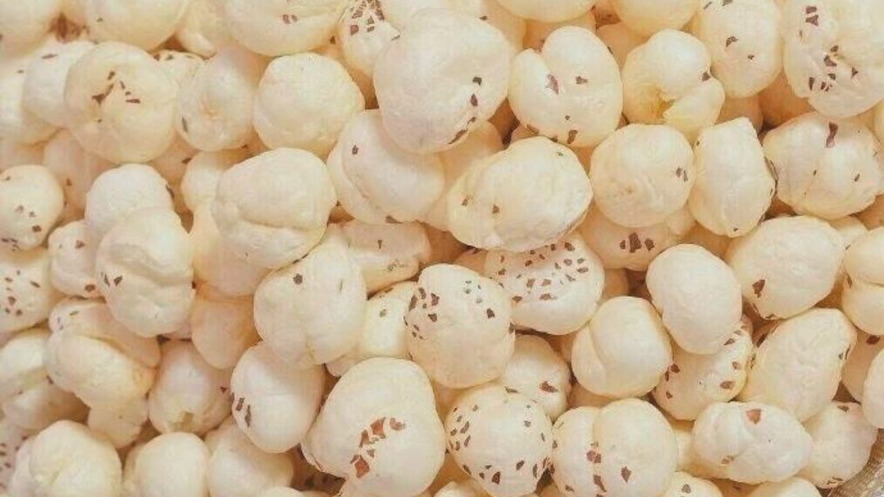 3 વર્ષ અને તેથી ઓછી ઉંમરના બાળકો : ન્યૂટ્રિશનિસ્ટ કહે છે કે આ ઉંમરના બાળકોને મખાના ઓછી માત્રામાં જ ખવડાવવું જોઈએ. તેમને દરરોજ 5 કમળના બીજ આપી શકાય છે. બાળકોનું પાચનતંત્ર વિકાસશીલ છે. તેનું વધુ પડતું સેવન કરવાથી પાચનતંત્રમાં સમસ્યા થઈ શકે છે.
