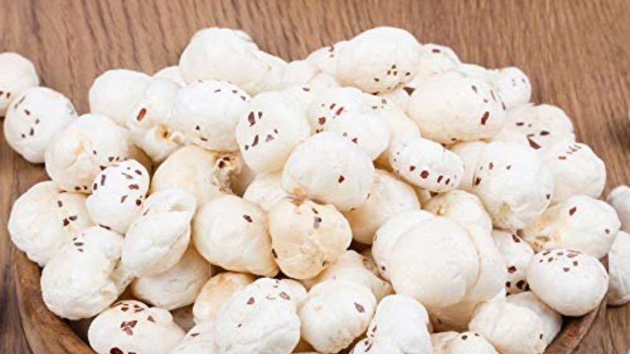 કેવી રીતે ખાવું : તમે મખાના સીધા પણ ખાઈ શકો છો. જો કે તેનાથી વધુ ફાયદા મેળવવા માટે તમે મખાનાને દૂધમાં ઉકાળીને ખાઈ શકો છો. તેને મધ અને ફળો સાથે પણ ખાઈ શકાય છે. આનાથી સ્વાદ અને પોષણ બંને મળશે.
