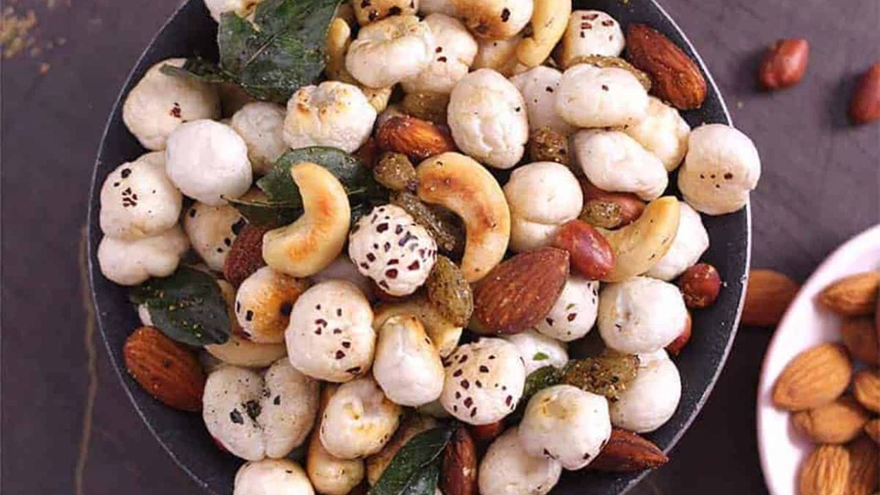 મખાના ખાવાના ફાયદા : મખાનામાં એન્ટીઑકિસડન્ટ હોય છે, જે હૃદયને સ્વસ્થ રાખવામાં મદદ કરે છે. તેમાં કેલરી ઓછી હોય છે. તેમાં ભરપૂર માત્રામાં ફાઇબર હોય છે, જે પેટને લાંબા સમય સુધી ભરેલું રાખે છે. મખાનામાં હાજર ફાઇબર પાચનતંત્રને સુધારવામાં મદદ કરે છે. તે કબજિયાત માટે પણ ફાયદાકારક માનવામાં આવે છે.
