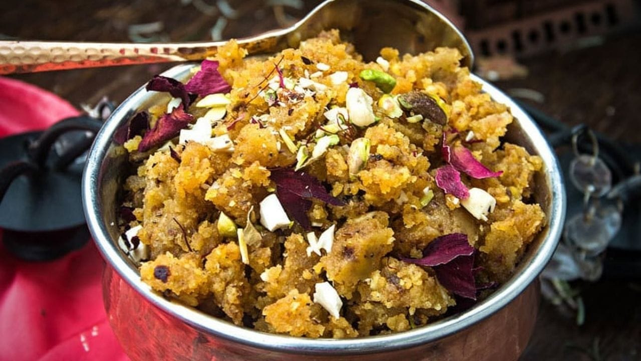 મગનીદાળનો શીરો બનાવવા માટે મગની દાળને 5 થી 6 કલાક પાણીમાં પલાળી રાખો. તેમજ ઘી, ખાંડ, દૂધ, પાણી, એલચી પાઉડર, રોસ્ટેડ બદામ સહિતની વસ્તુઓની જરુર પડશે. 