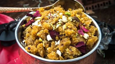 મગનીદાળનો શીરો બનાવવા માટે મગની દાળને 5 થી 6 કલાક પાણીમાં પલાળી રાખો. તેમજ ઘી, ખાંડ, દૂધ, પાણી, એલચી પાઉડર, રોસ્ટેડ બદામ સહિતની વસ્તુઓની જરુર પડશે.