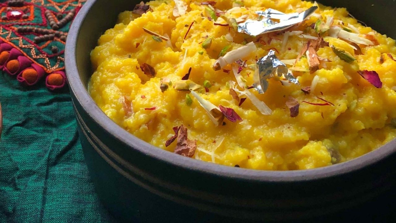 મગની દાળનો હલવો બનાવવા માટે સૌથી પહેલા 5 થી 6 કલાક પાણીમાં પાલાળ્યા બાદ તેમાંથી પાણી કાઢી તેને કપડાની મદદથી બરાબર સાફ કરી લો. હવે એક પેનમાં દાળને શેકી લો. ધ્યાન રાખો કે દાળ બરાબર શેકાવી જોઈએ.