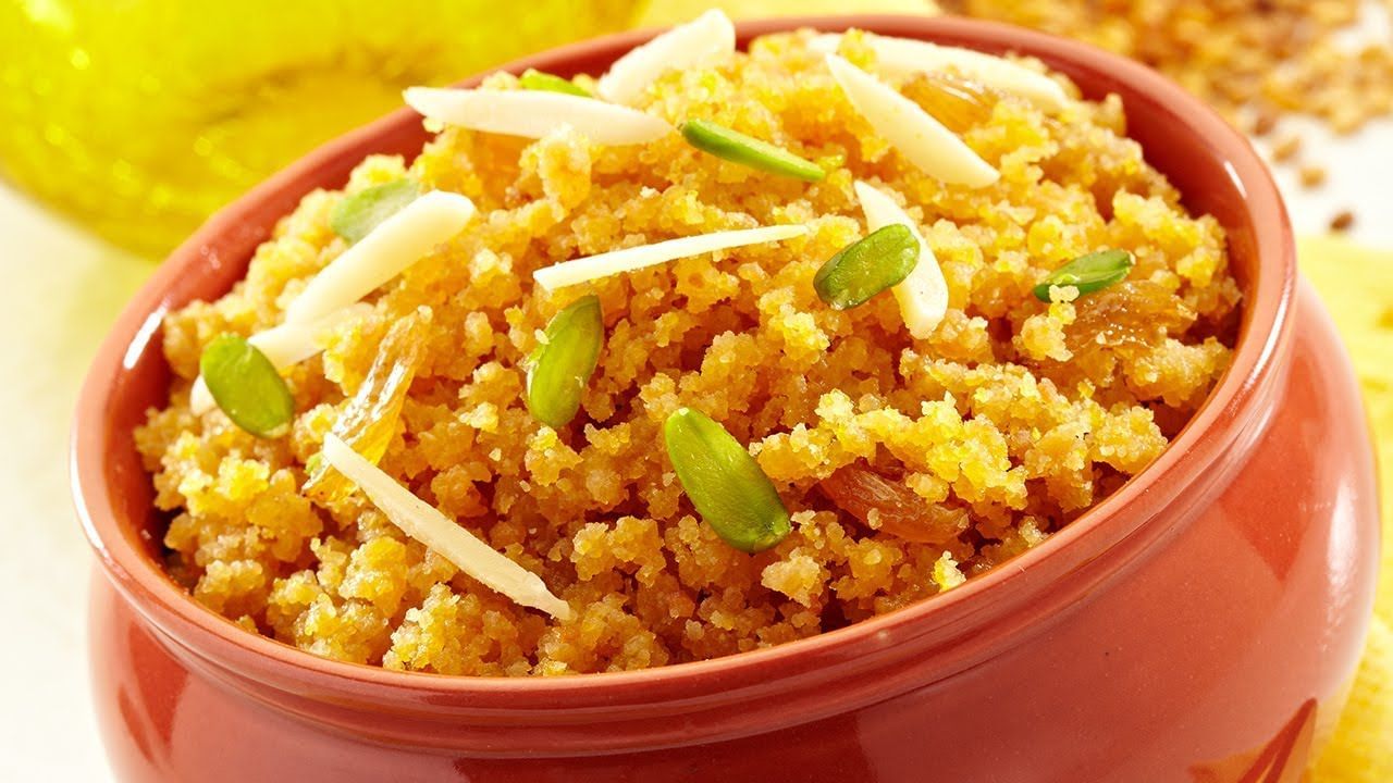 શીરામાંથી ઘી છુટે ત્યાં સુધી શીરાને શેકાવા દો. હવે એક બાઉલમાં શીરો કાઢી તેના પર ડ્રાયફ્રુટ ઉમેરી તમે સર્વ કરી શકો છો. તેમજ માતાજીને પ્રસાદ તરીકે ધરાવી શકો છો.