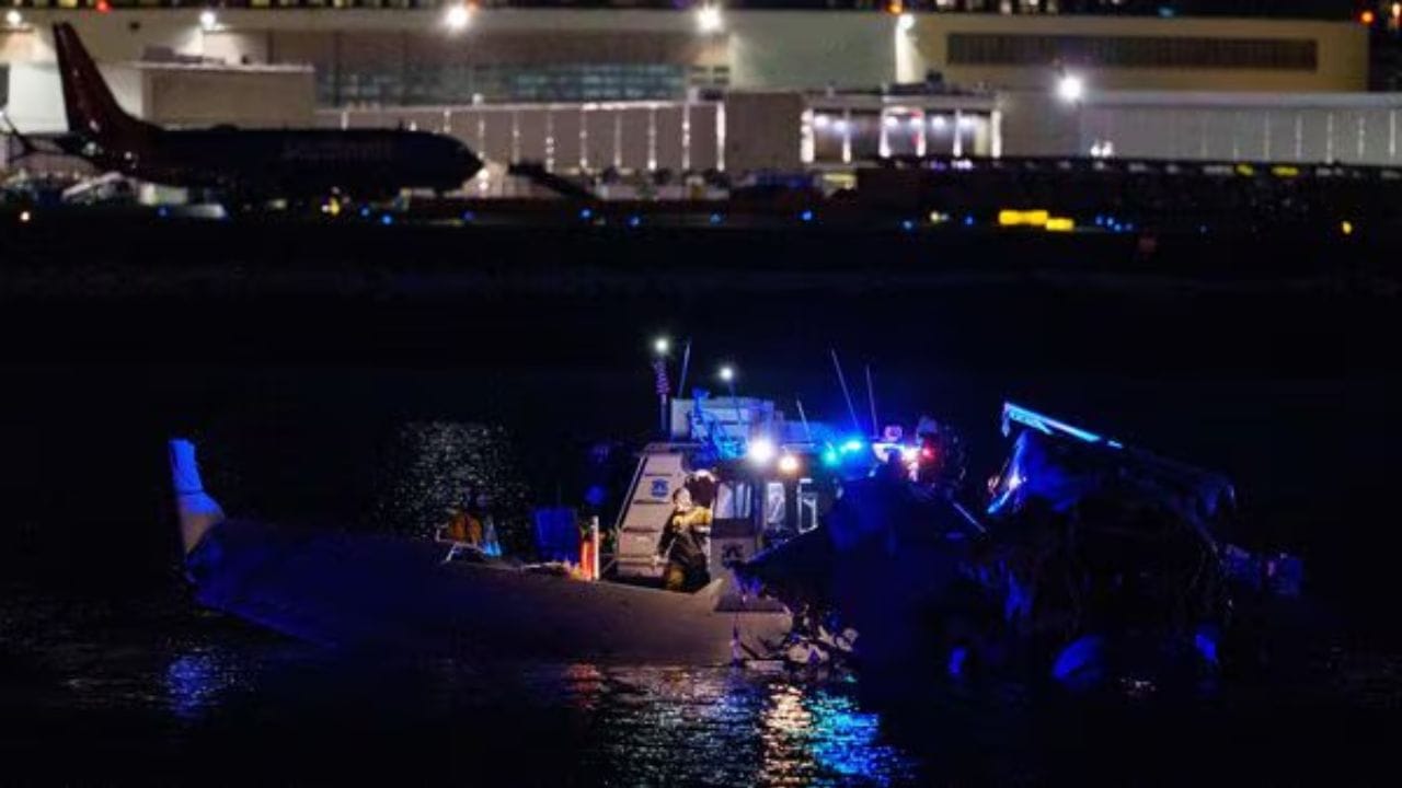 હકીકતમાં, જે સમયે આ અકસ્માત થયો તે સમયે ટ્રમ્પ વ્હાઇટ હાઉસમાં હાજર હતા. વ્હાઇટ હાઉસ અને એરપોર્ટ વચ્ચેનું હવાઈ અંતર ત્રણ કિલોમીટરથી ઓછું છે. વિમાનની નજીક લશ્કરી હેલિકોપ્ટર અચાનક આવી જવું તેના સામે ઘણા પ્રશ્નો ઉભા થયા છે. 