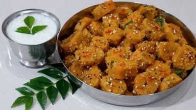 મોટાભાગના ઘરમાં ભાત વધે તો તેને અલગ અલગ રીતે ઉપયોગમાં લેવામાં આવતો હોય છે. ત્યારે આજે તમે સરળતાથી ઘરે કેવી રીતે ભાતના મૂઠિયા બનાવી શકો તેની રેસિપી જણાવીશું.