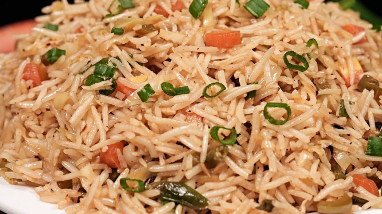 વૈજ્ઞાનિક કારણો : વૈજ્ઞાનિક તથ્યો મુજબ ચોખામાં જળ તત્વનું પ્રમાણ ઘણું વધારે હોય છે. ચંદ્ર પણ પાણી પર વધુ પ્રભાવ ધરાવે છે. ચોખાનું સેવન કરવાથી શરીરમાં પાણીની માત્રા વધે છે. જેના કારણે મન વિચલિત અને અશાંત થઈ જાય છે. જ્યારે મન અશાંત હોય ત્યારે ઉપવાસના નિયમોનું પાલન કરી શકાતું નથી. તેથી એકાદશીના દિવસે ચોખા ખાવાની મનાઈ છે. (Disclaimer : Tv9 ગુજરાતી દાવો કરતા નથી કે આ લેખમાં આપવામાં આવેલી માહિતી સંપૂર્ણપણે સાચી અને સચોટ છે. વિગતવાર અને વધુ માહિતી માટે કૃપા કરીને સંબંધિત ક્ષેત્રના નિષ્ણાતની સલાહ લો.)
