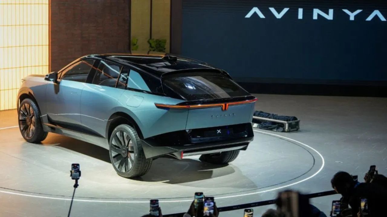 વીડિયો મેસેજ : સ્થાનિક ઓટોમોબાઈલ ઉત્પાદક ટાટા મોટર્સે શુક્રવારે રાષ્ટ્રીય રાજધાનીમાં આયોજિત ઓટોમોબાઈલ પ્રદર્શનમાં કુલ 32 પેસેન્જર અને કોમર્શિયલ વાહનોનું પ્રદર્શન કર્યું. એક વિડીયો મેસેજમાં ટાટા સન્સના એક્ઝિક્યુટિવ ચેરમેન અને ટાટા મોટર્સના ચેરમેન એન ચંદ્રશેખરને જણાવ્યું હતું કે, ગ્રીન એનર્જી અને પરિવહન તરફ ઝડપી સંક્રમણના વૈશ્વિક વલણે સ્વચ્છ, શૂન્ય ઉત્સર્જન-મુક્ત વાહનોને પહેલા કરતાં વધુ મહત્વપૂર્ણ બનાવ્યા છે. તેમણે કહ્યું, 'અમે ભારતમાં આ ક્રાંતિનું નેતૃત્વ સ્માર્ટ સર્વાંગી ઉકેલો સાથે કરી રહ્યા છીએ જે અસાધારણ કામગીરી, વિશ્વસનીયતા અને સુવિધા પ્રદાન કરે છે.' ચંદ્રશેખરને જણાવ્યું હતું કે અમને 'ઇન્ડિયા મોબિલિટી ગ્લોબલ એક્સ્પો 2025'માં 50 થી વધુ આગામી પેઢીના વાહનો, દૂરંદેશી ખ્યાલો અને બુદ્ધિશાળી ઉકેલોનું અનાવરણ કરવાનો ગર્વ છે.
