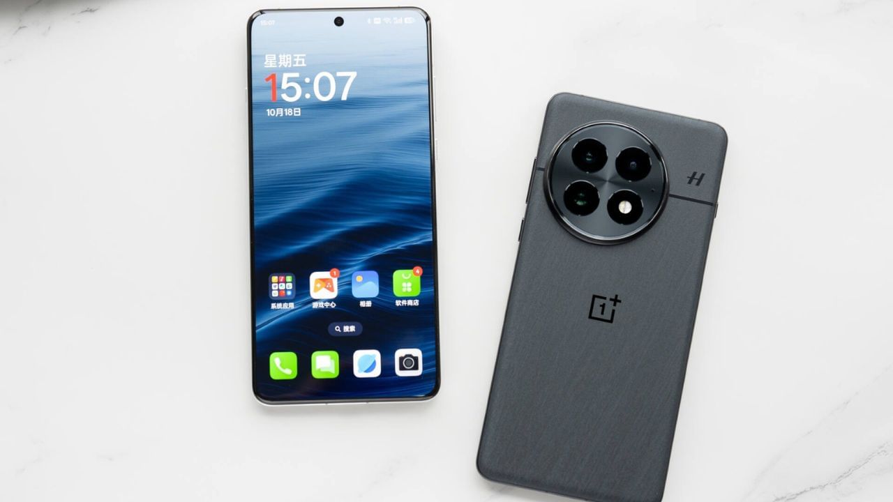 OnePlus 13 સિરીઝની કિંમત : કેટલાક ઓનલાઈન લીક્સ અનુસાર OnePlus 13Rની કિંમત 40,000 રૂપિયાથી ઓછી હોઈ શકે છે. OnePlus 13 ની કિંમત લગભગ 70,000 રૂપિયા હોઈ શકે છે. જો તમે પણ નવો સ્માર્ટફોન ખરીદવાનું વિચારી રહ્યા છો તો OnePlus 13 સિરીઝ તમારા માટે એક શ્રેષ્ઠ વિકલ્પ બની શકે છે.
