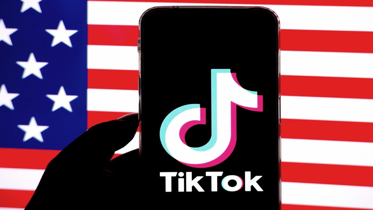 અમેરિકામાં રહેતા યુઝર્સ TikTok ખોલતાની સાથે જ સ્ક્રીન પર લખેલું દેખાય છે કે 'TikTok હાલમાં ઉપલબ્ધ નથી'. સ્ક્રીન પર આ મેસેજ જોયા પછી, યુઝર્સે આ મેસેજના સ્ક્રીનશોટ લેવાનું અને તેને સોશિયલ મીડિયા પર શેર કરવાનું શરૂ કરી દીધું છે.