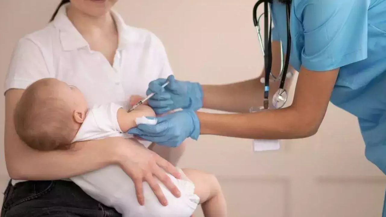 હેપેટાઇટિસ બી રસીકરણ : મોટાભાગના બાળકોને હેપેટાઇટિસ બીની રસી આપવામાં આવે છે. તે જન્મના 24 કલાકની અંદર આપવામાં આવે છે. તેનો બીજો ડોઝ 1 મહિનાથી 2 મહિનાની વચ્ચે અને ત્રીજો ડોઝ 6 મહિનાથી 18 મહિનાની વચ્ચે આપવામાં આવે છે. લીવર કેન્સર જેવા ગંભીર, ક્રોનિક રોગ થવાની શક્યતા 90% છે. તેથી, જો બાળકના જન્મ સમયે રસીકરણ શરૂ કરવામાં આવે, તો બાળકોને ચેપથી બચાવી શકાય છે.