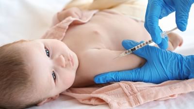 સરકારના રાષ્ટ્રીય રસીકરણ કાર્યક્રમ હેઠળ બાળકનો આપવામાં આવતી રસીની એક યાદી હોય છે. જે અલગ અલગ વર્ષના બાળકોમાં અલગ અલગ સમયે આપવામાં આવે છે. આ રસીઓ સરકારના રાષ્ટ્રીય રસીકરણ કાર્યક્રમ (NIP) હેઠળ બાળકોને મફતમાં આપવામાં આવે છે. આ સંદર્ભમાં અમે દિલ્હીની RML હોસ્પિટલના પીડિયાટ્રિક સર્જરી વિભાગના HOD ડૉ. પિનાકી આર દેબનાથ સાથે વાત કરી છે.