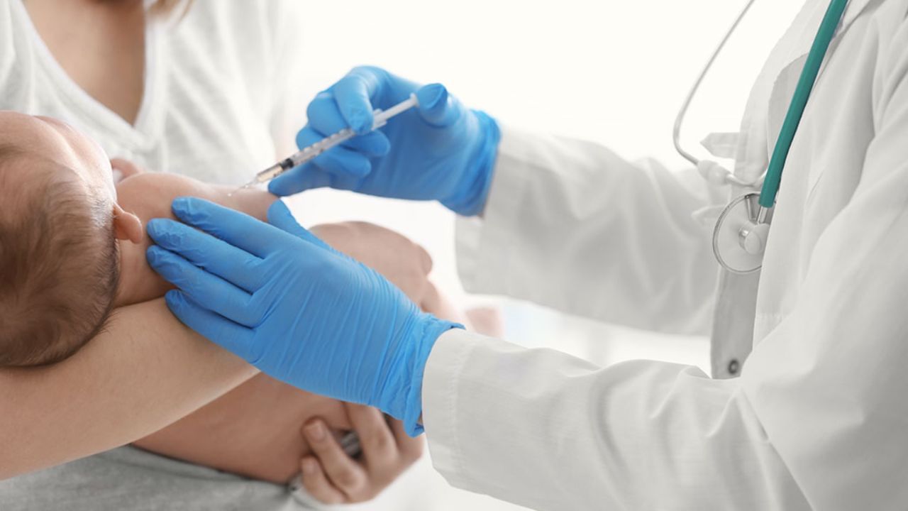 ડીપીટી રસી : બાળકોને રસીના 5 ડોઝ આપવામાં આવે છે. આ રસી ત્રણ રોગોથી થતી ગંભીર બીમારી સામે રક્ષણ આપે છે. ડિપ્થેરિયા બાળકોને ખૂબ જ ઝડપથી અસર કરે છે. ગળામાં ચેપ અને શ્વાસ લેવામાં તકલીફ વધે છે. જો બાળકોને ડિપ્થેરિયાની રસી આપવામાં આવે તો મૃત્યુનું જોખમ ઘટે છે.