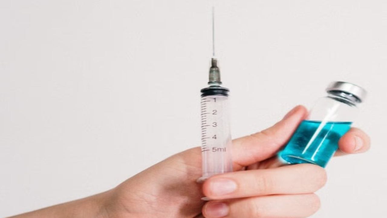 હિમોફિલસ ઈન્ફલ્યુએન્ઝા ટાઇપ બી (Hib) રસી : હિમોફિલસ ઈન્ફલ્યુએન્ઝા ટાઈપ બી રસી બાળકોને કાનના ચેપ, ફેફસાના ચેપ, ગળામાં દુખાવો અને મગજ અને કરોડરજ્જુના અસ્તરની બળતરા સહિત વિવિધ રોગોથી રક્ષણ આપે છે. જે બાળકોને રસી આપવામાં આવી નથી તેમને મેનિન્જાઇટિસ થવાનું જોખમ વધારે છે. તેથી, બાળકોને આ રસી અપાવવી ખૂબ જ મહત્વપૂર્ણ છે.