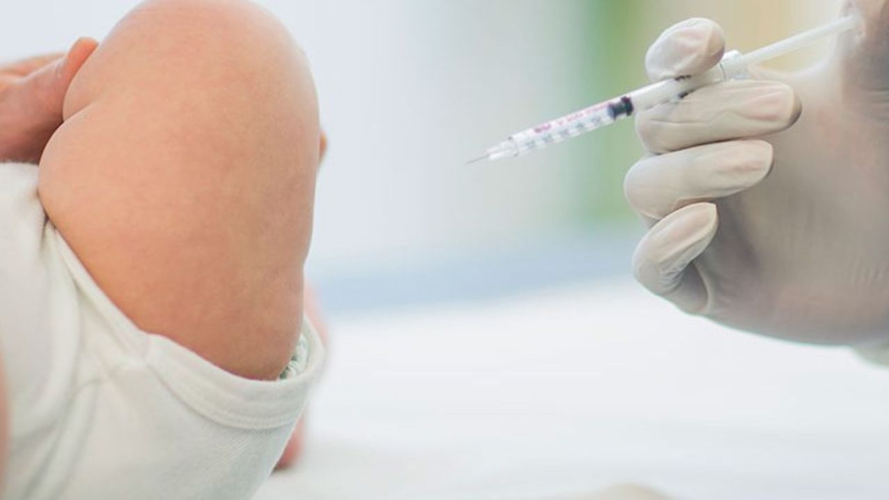 રોટાવાયરસ (RV) રસી : બાળકોમાં ઝાડા એક સામાન્ય સમસ્યા છે. આ વાયરસ ખૂબ જ સરળતાથી ફેલાય છે અને હાથ, ગંદા ડાયપર અથવા રમકડાં અને હવા દ્વારા બાળકોમાં પ્રવેશ કરે છે. આનાથી બાળકોમાં ઝાડા, ઉલટી, તાવ અને પેટમાં દુખાવો થાય છે. એટલા માટે બાળકોને રોટાવાયરસ રસી આપવામાં આવે છે.