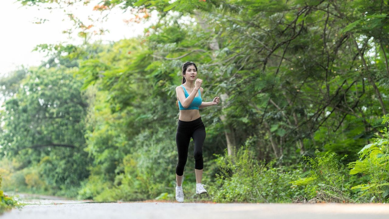 જ્યારે 18 થી 40 વર્ષની વયના લોકોએ 12000 પગલાં ચાલવા જોઈએ.40 વર્ષથી વધુ ઉંમરના લોકોએ ચોક્કસપણે 8000-10000 પગલાં ચાલવા જોઈએ. ( Credits: Getty Images )