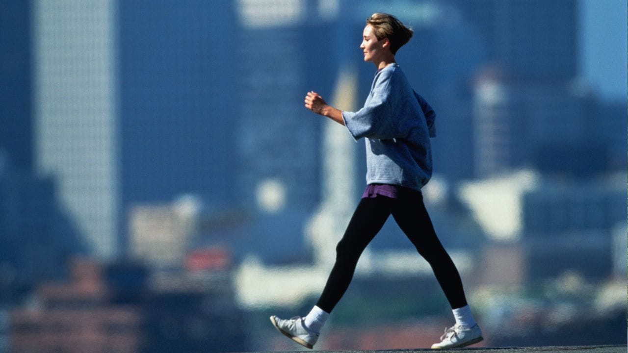 નિષ્ણાતો કહે છે કે 6 થી 17 વર્ષની વયના લોકોએ દરરોજ ઓછામાં ઓછો એક કલાક રમવું જોઈએ. એકંદરે તેનો અર્થ એ છે કે વ્યક્તિએ દિવસમાં ઓછામાં ઓછા 15000 પગલાં ચાલવું જોઈએ.  ( Credits: Getty Images )