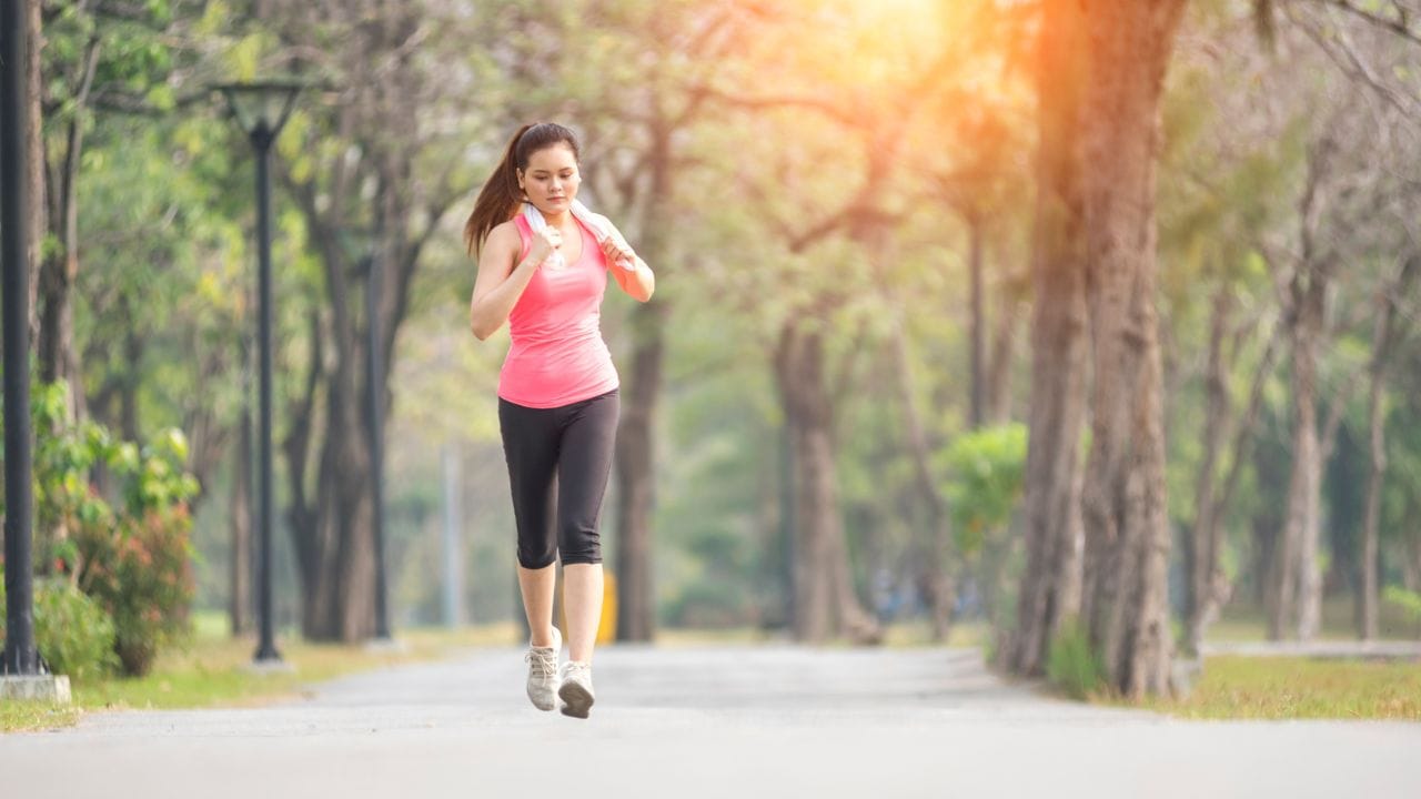 ચાલતી વખતે, તમારે તમારી ગતિ અને સમય બંને પર ધ્યાન આપવું જોઈએ. ચાલતી વખતે ઊંડા શ્વાસ લેવા જોઈએ. જેથી ફેફસાં સુધી સારી માત્રામાં ઓક્સિજન પહોંચી શકે. કોઈ પણ કસરત કરતી વખતે આપણે વાત ન કરવી જોઈએ. આનાથી આપણું ધ્યાન ભટકાય છે અને આપણે ધ્યાન કેન્દ્રિત કરી શકતા નથી.  ( નોંધ : આ લેખ માત્ર જાણકારી માટે છે. તેનો ઉપયોગ પુર્વે આપ આપના તબીબ અથવા તજજ્ઞોની સલાહ ખાસ લેવી જરૂરી છે. ) ( Credits: Getty Images )