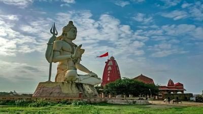 શિવરાત્રી પર્વ પર મહાદેવના દર્શન કરવાનું આગવુ મહત્ત્વ છે. ત્યારે દ્વારકા પાસે આવેલા નાગેશ્વર જ્યોતિર્લિંગના દર્શન કરવા માટે પણ શ્રદ્ધાળુઓ દૂર દૂરથી આવતા હોય છે. તમે આ મંદિરે બસ, ટ્રેન મારફતે દ્વારકા સુધી પહોંચી શકો છો. ત્યારબાદ લોકલ ટેક્સી દ્વારા મંદિર જઈ શકો છો. નાગેશ્વર મંદિર સવારે 5 થી બપોરે 1 વાગ્યા સુધી ખુલ્લુ રહે છે. ત્યારબાદ બપોરે 3 થી રાત્રે 9 વાગ્યા સુધી ભક્તો મહાદેવના દર્શન કરી શકે છે. 