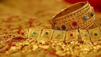 Gold Rate Today: આજે 26 ફેબ્રુઆરી બુધવારના રોજ સમગ્ર દેશમાં મહાશિવરાત્રી પર્વની ઉજવણી કરવામાં આવી રહી છે. મહાશિવરાત્રીના દિવસે સોનાના ભાવમાં ઉછાળો જોવા મળ્યો હતો. આજે 24 કેરેટ સોનાની કિંમત 200 રૂપિયા મોંઘી થઈ ગઈ છે. તે જ સમયે, 22 કેરેટ સોનાની કિંમત વધીને 220 રૂપિયા થઈ ગઈ છે. દેશના મોટા શહેરોમાં 24 કેરેટ સોનાનો ભાવ 88,200 રૂપિયા અને 22 કેરેટ સોનાનો ભાવ 80,700 રૂપિયાની આસપાસ ટ્રેડ થઈ રહ્યો છે. આજના સોના અને ચાંદીના ભાવ તપાસો.