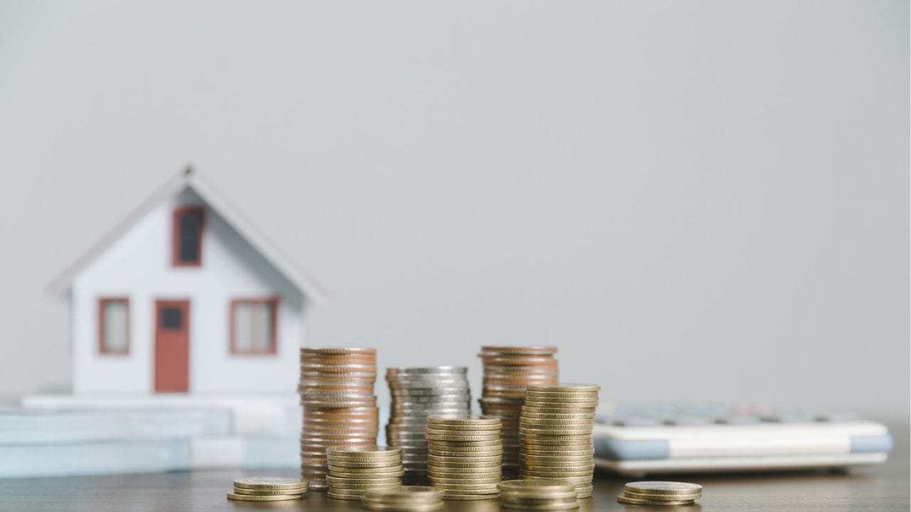 તમને જણાવી દઈએ કે નિયમો અનુસાર જો કોઈ વ્યક્તિ પોતાનું ઘર વેચે છે તો તેણે સરકારને ટેક્સ ચૂકવવો પડે છે. વાસ્તવમાં, જ્યારે તમે તમારી કોઈપણ મૂડી અસ્કયામતો (જેમ કે જમીન અથવા મિલકત) વેચો અને તેમાંથી તમે જે કંઈ નફો મેળવો છો, તેને મૂડી લાભ કહેવાય છે. આ નફા પર સરકાર ટેક્સ લાદે છે. સરકારે જમીનના વેચાણ પર થતા નફા પર ટેક્સ અંગે કેટલાક નિયમો બનાવ્યા છે. તમારે આ નિયમો અનુસાર ટેક્સ ચૂકવવો પડશે.