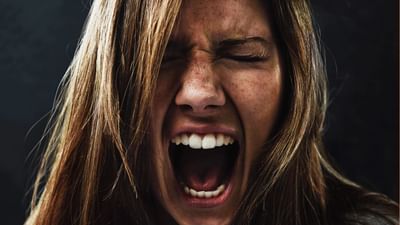 વ્યક્તિ ગુસ્સામાં લાલ થઈ જાય છે. તમે આ ઘણું સાંભળ્યું હશે, પરંતુ શું તમે વિચાર્યું છે કે આવું કેમ કહેવામાં આવે છે? શું આ માત્ર કહેવત છે? અથવા આમાં કોઈ વૈજ્ઞાનિક સત્ય છે? શું તે લાલ રંગના કોઈ ભય સાથે સંબંધિત છે અથવા કોઈ વૈજ્ઞાનિક પ્રક્રિયા હેઠળ વ્યક્તિનો ચહેરો ખરેખર લાલ થઈ જાય છે? સદીઓથી, લાલ રંગ ક્રોધ અથવા ભય સાથે સંકળાયેલો છે,ચાલો જાણીએ કે આ અંગે વિજ્ઞાન શું કહે છે?