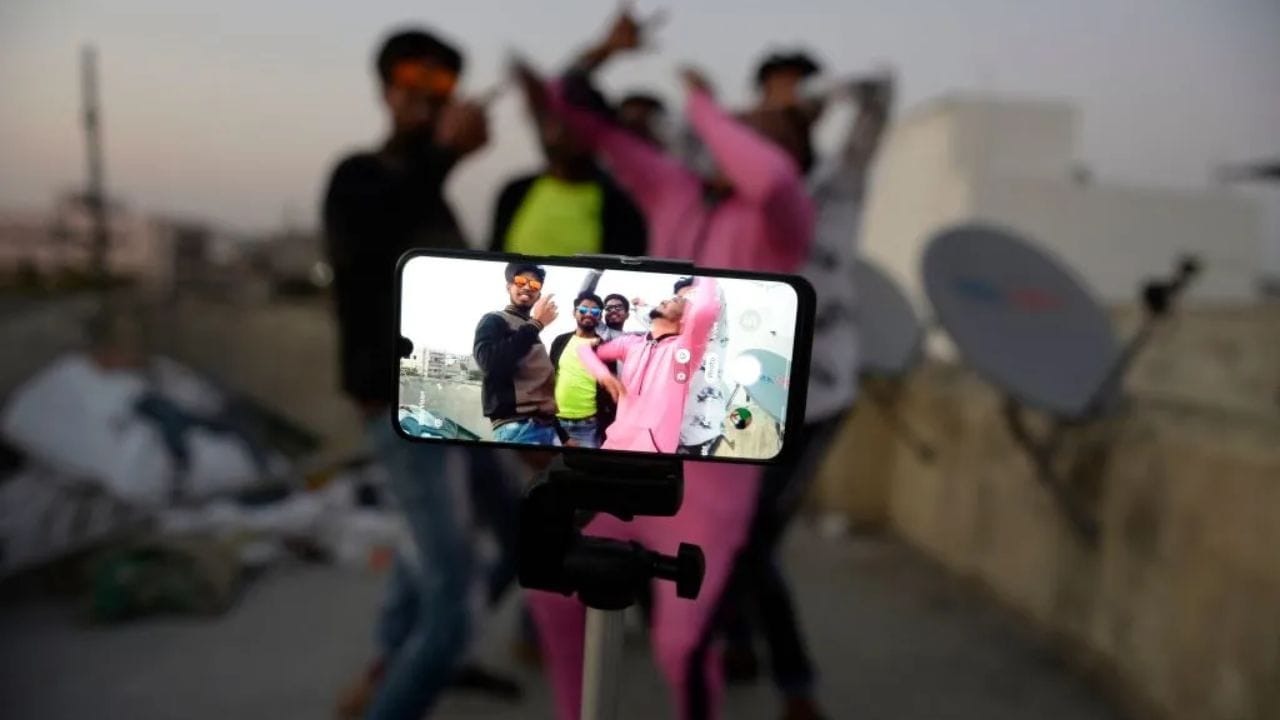 આ ગામમાં લગભગ 1,000 લોકો કન્ટેન્ટ બનાવવા સાથે સંકળાયેલા છે. જો આપણે કમાણીની વાત કરીએ તો તે બદલાય છે, પરંતુ ઘણા લોકો મહિને 30,000 રૂપિયા સુધીની કમાણી કરે છે. ઘણા યુવાનો કે જેઓ પહેલા અન્ય કામ કરતા હતા તે હવે તેને છોડીને યુટ્યુબ પર વીડિયો બનાવી રહ્યા છે.