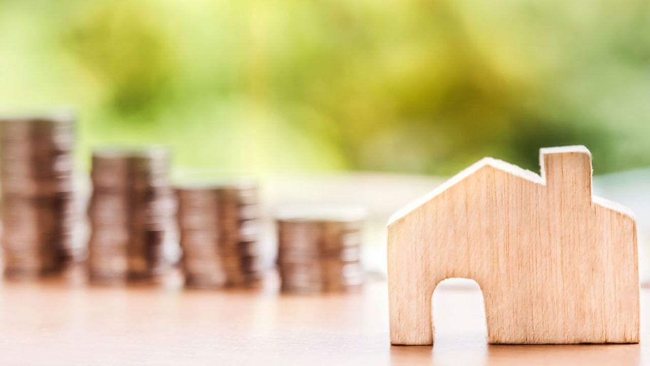 હવે તમે વિચારી રહ્યા હશો કે ઘર વેચવાથી મળેલા નફા પર ટેક્સ ચૂકવવો અર્થપૂર્ણ છે. ખરેખર, સરકારે તમામ સુવિધાઓ માટે એક નિશ્ચિત ફી નક્કી કરી છે. આ ચાર્જીસ અનુસાર, તમારે ઘર ખરીદતી વખતે રજીસ્ટ્રેશન કરાવવું પડશે. આ સમય દરમિયાન, નોંધણીના નાણાં સરકારને ચૂકવવા પડશે, કારણ કે મિલકતની માલિકી ફક્ત નોંધણી દ્વારા જ ટ્રાન્સફર થાય છે. નોંધણી પછી, મિલકતની માલિકી ખરીદનારના નામે થઈ જાય છે. નોંધણી માટેની ફી મિલકતના પ્રકાર અને સ્થાન પર આધારિત છે.