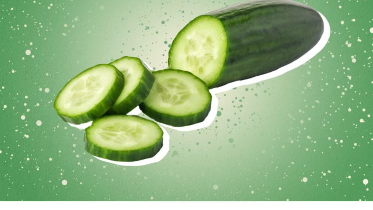 સવારે કાકડીઃ જો તમે ડિટોક્સ ડ્રિંક લેવા માંગતા હોવ તો તમે સવારે ખાલી પેટ કાકડીનું સેવન કરી શકો છો. તે પેટને સાફ કરવામાં મદદ કરે છે અને શરીરમાંથી ઝેરી તત્વોને દૂર કરવામાં મદદ કરે છે. આ ઉપરાંત, તે ઉચ્ચ ફાઇબર અને પાણીની સામગ્રીને કારણે પાચનને વેગ આપે છે. પરંતુ ખાલી પેટે વધુ પડતી કાકડી ખાવાથી કેટલાક લોકોને ગેસ્ટ્રિકની સમસ્યા થઈ શકે છે. જો તમને એસિડિટીની સમસ્યા હોય તો સવારે ખાલી પેટ કાકડી ન ખાઓ.