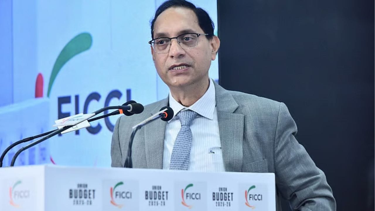 પાંડેએ પંજાબ યુનિવર્સિટીમાંથી અર્થશાસ્ત્ર અને અંગ્રેજીમાં માસ્ટર ડિગ્રી મેળવી છે. જે બાદ તેણે વિદેશમાં બર્મિંગહામ યુનિવર્સિટીમાંથી MBA કર્યું. જ્યારે બજાર સતત ઘટતું રહે છે, ત્યારે સેબીના વડા તરીકે તેમની નિમણૂકથી બજારમાં આજે અને ભવિષ્યમાં ઘણા ફેરફારો જોવા મળી શકે છે.