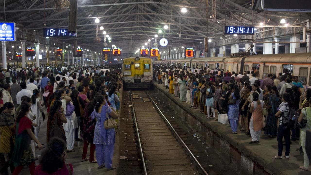 અમૃત ભારત સ્ટેશન યોજના હેઠળ 132 સ્ટેશનનો પુનઃવિકાસ કરવામાં આવી રહ્યો છે. તેમાંથી મુંબઈમાં 29 સ્ટેશનો વિકસાવવામાં આવી રહ્યા છે. વધુમાં, મહારાષ્ટ્ર સરકાર, રેલ્વે મંત્રાલય અને ભારતીય રિઝર્વ બેંક (RBI) વચ્ચે ત્રિપક્ષીય કરાર પર હસ્તાક્ષર કરવામાં આવ્યા છે, જે રેલ્વે પ્રોજેક્ટ્સને વેગ આપશે. આ કરાર હેઠળ, આરબીઆઈ મહારાષ્ટ્રના રેલ્વે પ્રોજેક્ટ માટે તેનો 50% હિસ્સો સૌપ્રથમ રિલીઝ કરશે, જે બાદમાં રાજ્ય સરકાર દ્વારા ભરપાઈ કરવામાં આવશે.