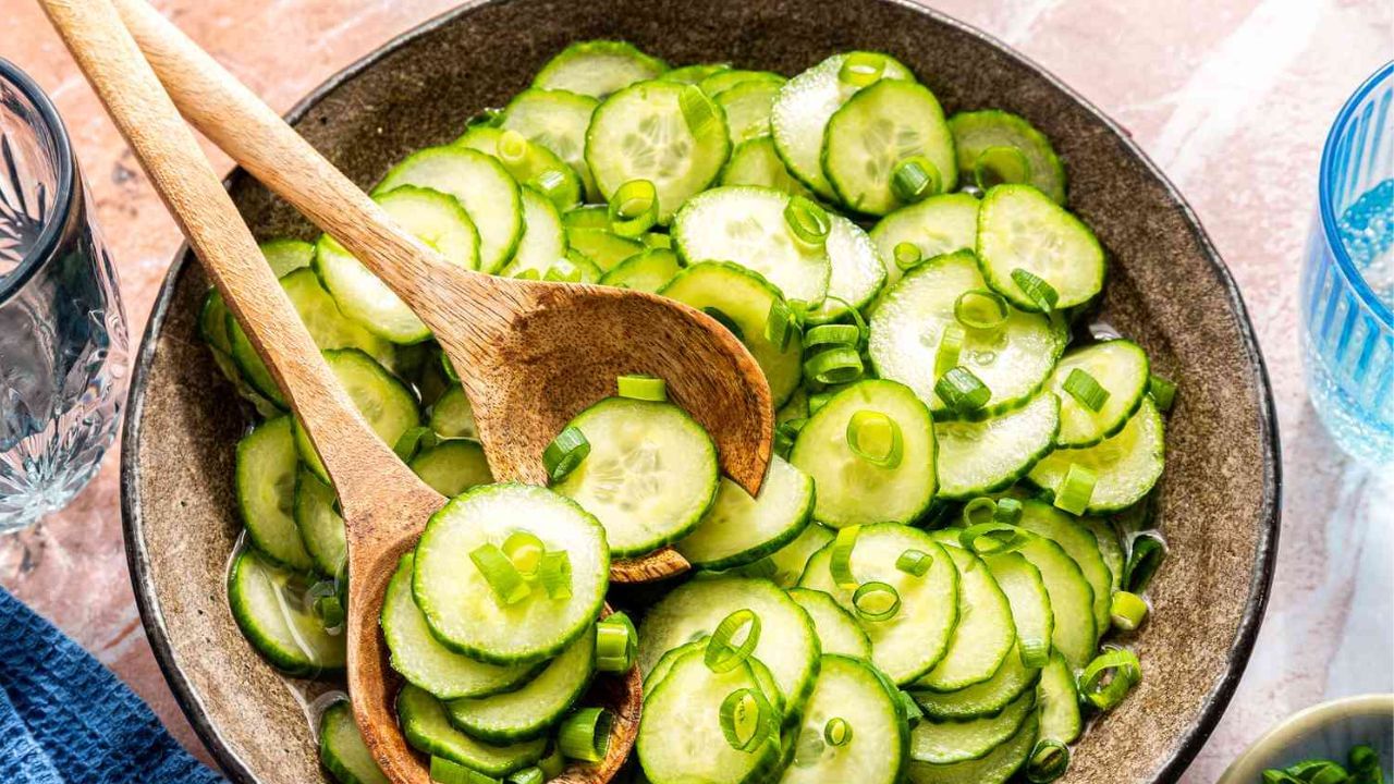 તે ઓછી કેલરી અને ઉચ્ચ ફાઈબરવાળો ખોરાક છે, જે વજન ઘટાડવામાં મદદ કરે છે. શરીરને હાઇડ્રેટ રાખે છે. તેમાં રહેલા ફાઈબર કબજિયાત અને ગેસની સમસ્યાને દૂર કરે છે અને પાચનતંત્રને સુધારે છે. તેમાં હાજર એન્ટીઓક્સીડેન્ટ ત્વચાને સ્વસ્થ અને ચમકદાર બનાવે છે. આ સાથે, તે બ્લડ પ્રેશરને નિયંત્રિત કરે છે કારણ કે તેમાં હાજર પોટેશિયમ અને મેગ્નેશિયમ બીપીને સંતુલિત કરવામાં મદદ કરે છે.